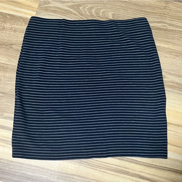 J Jill Ponte Pencil Skirt Size Medium stretchy short classic - Picture 9 of 10